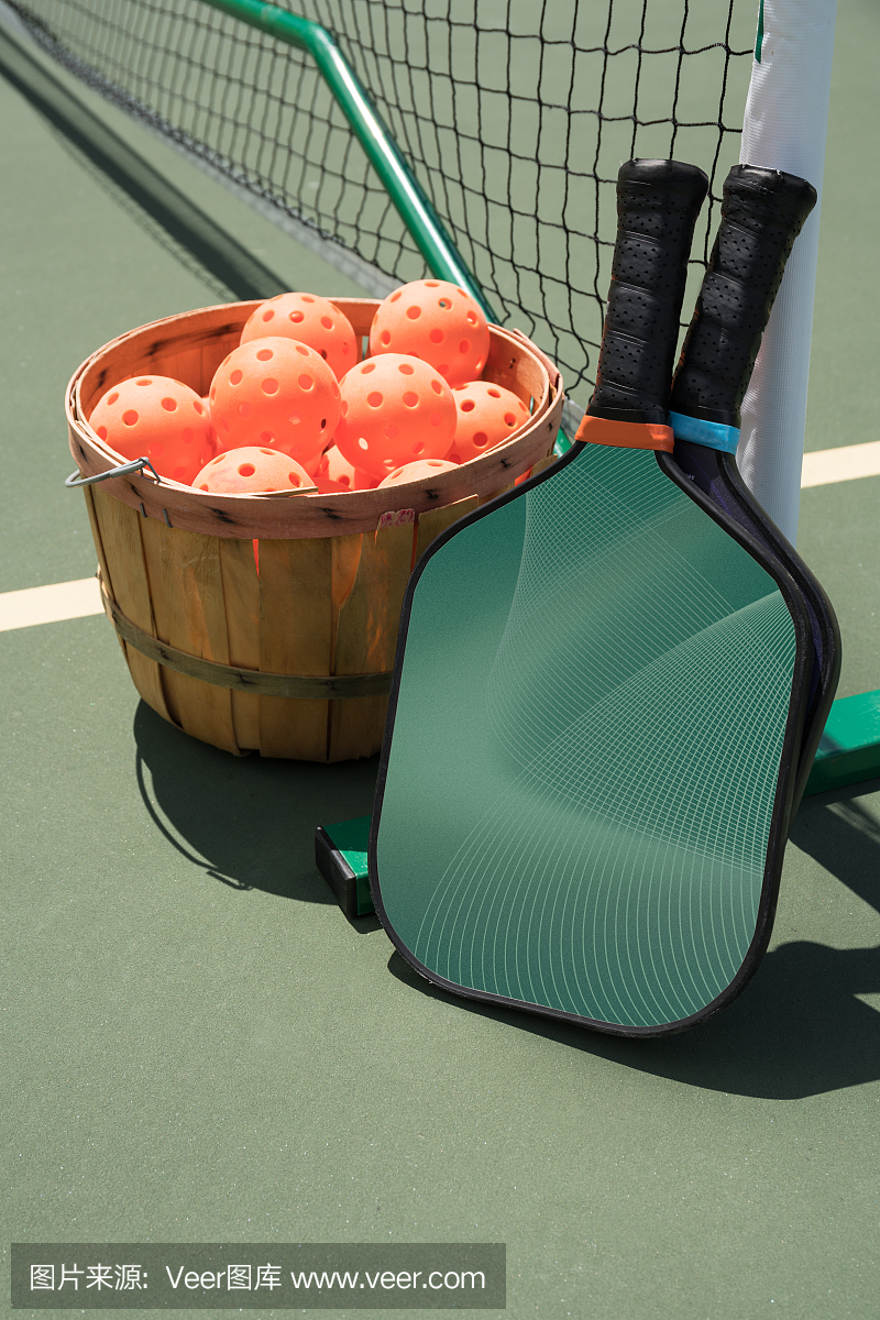 皮球的球拍和球的网。